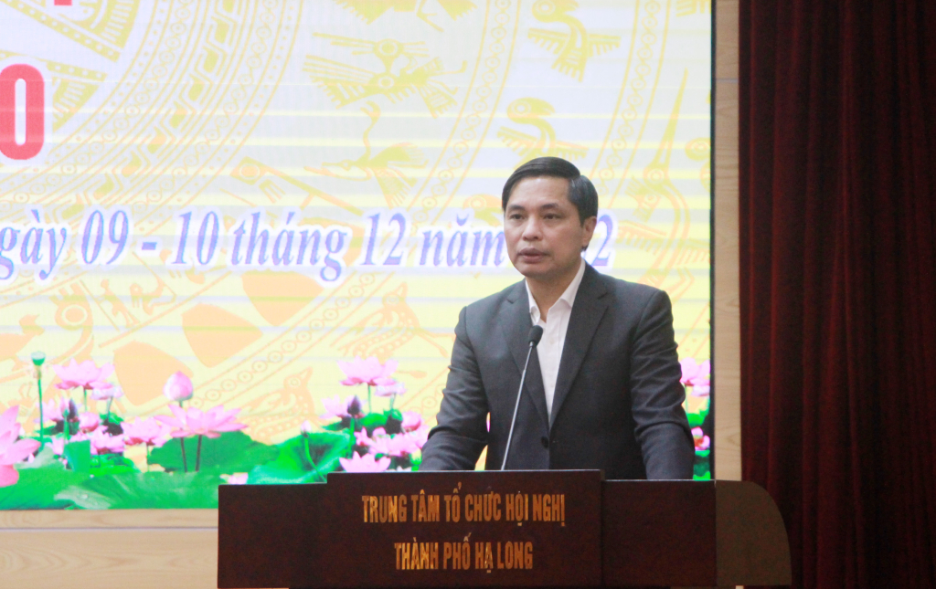 Đồng chí Vũ Văn Diện, Bí thư Thành ủy, Chủ tịch HĐND TP Hạ Long, phát biểu tại hội nghị.
