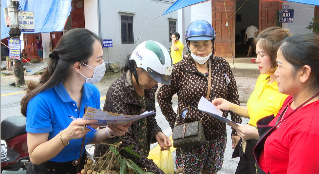 BHXH huyện Tiên Yên tuyên truyền đến người dân trên địa bàn về tham gia BHYT, BHXH tự nguyện.