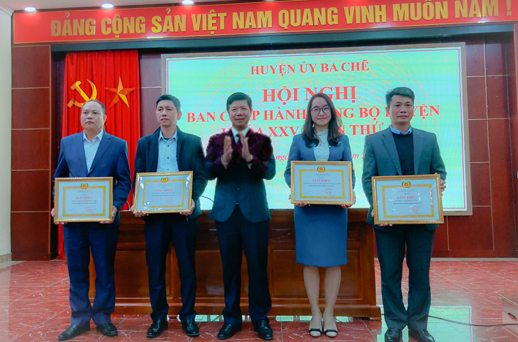Khen thưởng các tập thể, cá nhân có thành tích xuất sắc trong công tác xây dựng Đảng năm 2022.