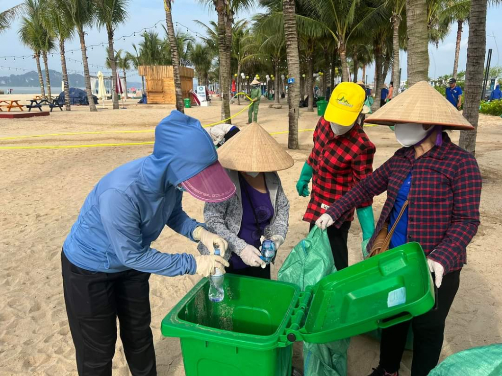 Người dân trên địa bàn TP Hạ Long tham gia dọn dẹp rác thải nhựa.