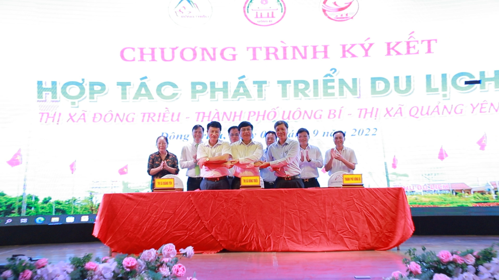 Lãnh đạo TX Đông Triều - TP Uông Bí - TX Quảng Yên ký kết hợp tác phát triển du lịch. Ảnh Đào Linh
