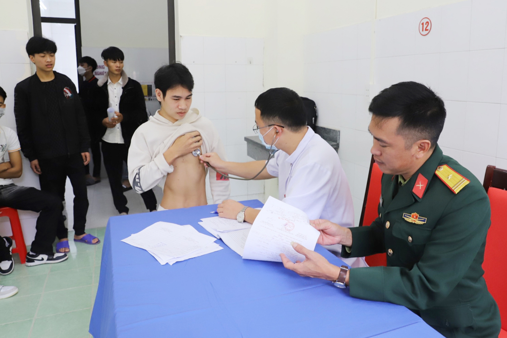 Công dân huyện Bình Liêu nghiêm chỉnh chấp hành các quy định về khám tuyển và xác định tốt tư tưởng, sẵn sàng mang sức trẻ cống hiến cho Quân đội. 	