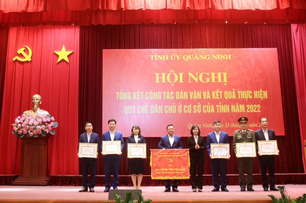 Đồng chí Trịnh Thị Minh Thanh, Phó Bí thư Tỉnh ủy, trao Cờ và Bằng khen của Ban Chấp hành Đảng bộ tỉnh cho các tập thể có thành tích xuất sắc trong công tác dân vận năm 2022.
