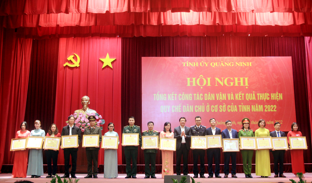 Đồng chí Nguyễn Văn Hồi, Trưởng Ban Dân vận Tỉnh ủy, Chủ tịch Ủy ban MTTQ tỉnh, trao Bằng khen của UBND tỉnh cho tập thể có thành tích xuất sắc trong phong trào thi đua dân vận khéo 2022.