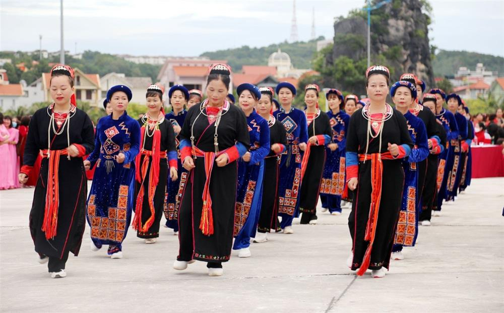 Phụ nữ xã Bằng Cả (TP Hạ Long) tham gia hoạt động dân vũ.
