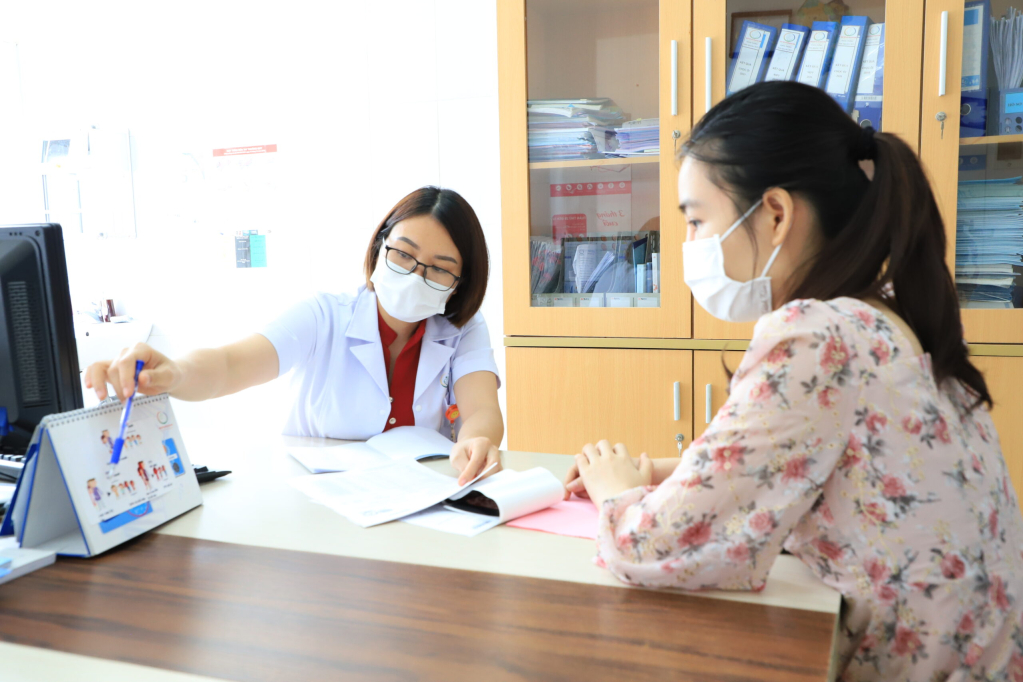 Tư vấn sàng lọc trước sinh cho phụ nữ mang thai tại Bệnh viện Sản nhi Quảng Ninh.