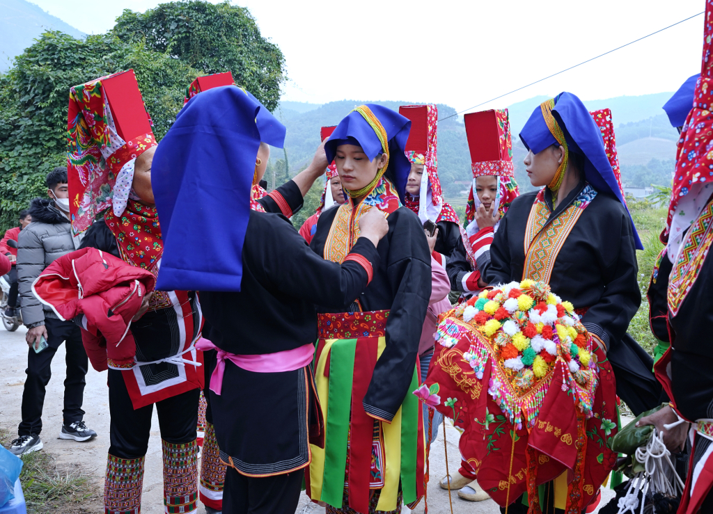 Cô dâu Hà Vy được họ nhà trai thay trang phục truyền thống của người Dao Bình Liêu bằng trang phục truyền thống của người Dao Ba Chẽ.