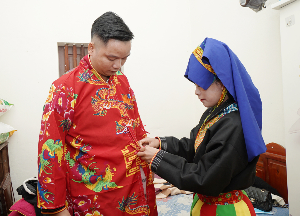 Chú rể Triệu Năm được thay trang phục lễ để bái tổ tiên.