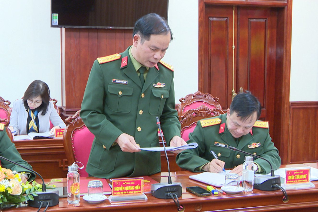 Đại tá Nguyễn Quang Hiến, Phó Bí thư thường trực Đảng ủy, Chính ủy Bộ CHQS tỉnh, báo cáo tại hội nghị.