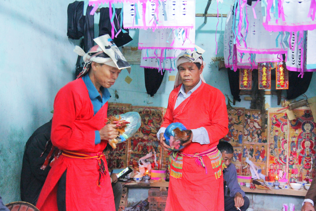 Các nghi lễ được thực hiện theo những điệu nhảy truyền thống của dân tộc.