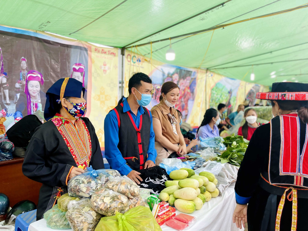 A market session at Luong Mong commune.