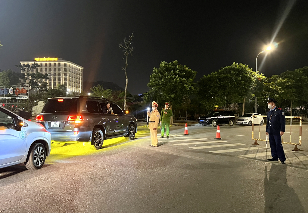 Các lực lượng phối hợp kiểm soát phương tiện ngay từ vòng ngoài, tại địa điểm diễn ra Lễ Khai mạc Đại hội TDTT toàn quốc lần thứ IX tại TP Hạ Long.