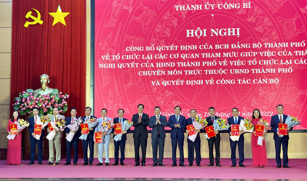 Lãnh đạo Thành ủy trao Quyết định và tặng hoa các đồng chí được bổ nhiệm.