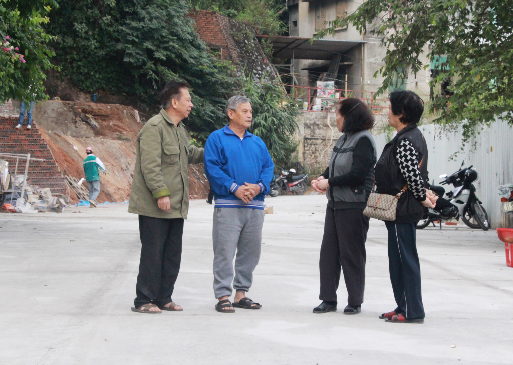 Cán bộ khu 2 (phường Trần Hưng Đạo, TP Hạ Long) trao đổi, nắm bắt tình hình của nhân dân trong khu phố.