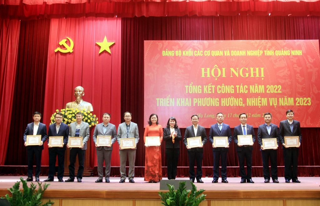 Đồng chí Nguyễn Thị Vinh, Bí thư Đảng ủy Khối tặng giấy khen cho các chi, đảng bộ có thành tích xuất sắc nhất trong năm 2022.