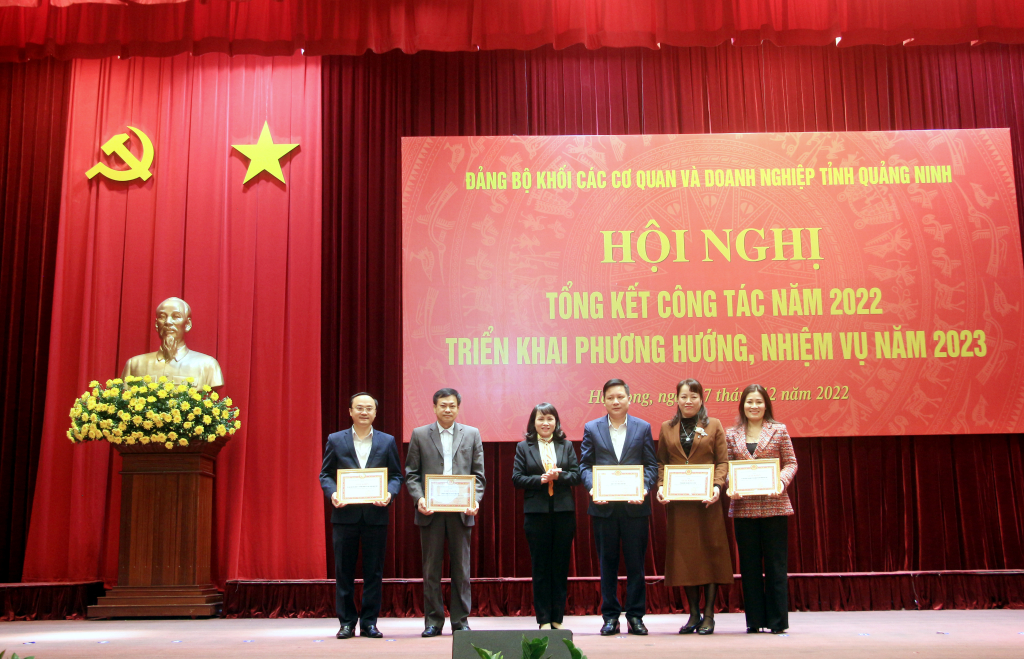 Đồng chí Nguyễn Thị Vinh, Bí thư Đảng ủy Khối tặng giấy khen cho Ủy ban kiểm tra cấp ủy có thành tích xuất sắc năm 2022.