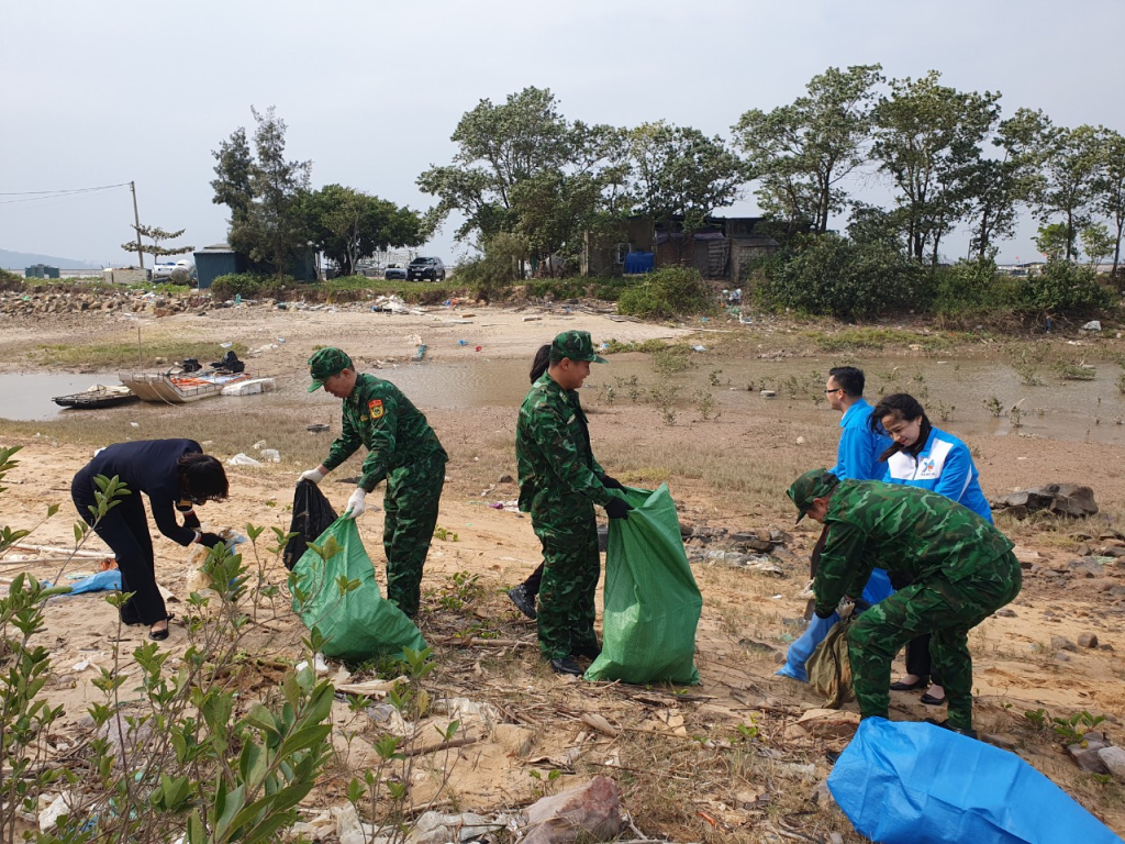 ra quân chiến dịch Hãy làm sạch biển tại bến cảng Ghềnh Võ, huyện Hải Hà.
