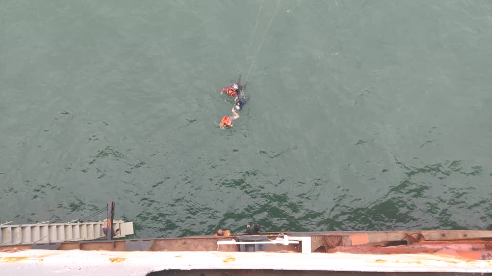 2 ngư dân bị nạn trên biển được thuỷ thủ tàu Mercury, quốc tịch Panama cứu vớt kịp thời. 