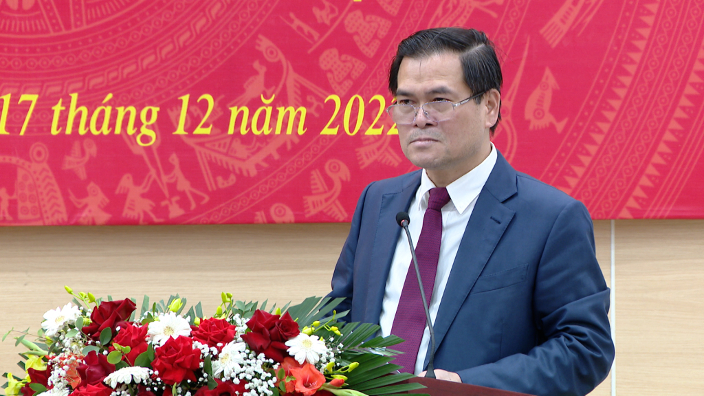 Đồng chí Bùi Văn Khắng, Phó Chủ tịch UBND tỉnh phát biểu tại Hội nghị