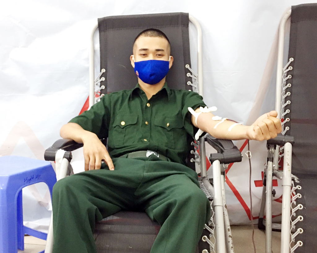 Anh Hoàng Thanh Quang trong một lần hiến máu tại Bệnh viên Đa khoa tỉnh năm 2022.