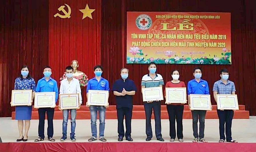 Anh Hoàng Thanh Quang (thứ 3 trái sang) được huyện Bình Liêu tôn vinh người hiến máu tiêu biểu năm 2020.