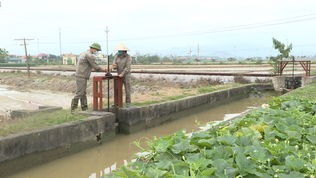 Công nhân Công ty TNHH MTV thủy lợi Đông Triều vận hành hệ thốngkênh mương thủy lợi sử dụng nguồn nước hợp lý để phục vụ sản xuất nông nghiệp.