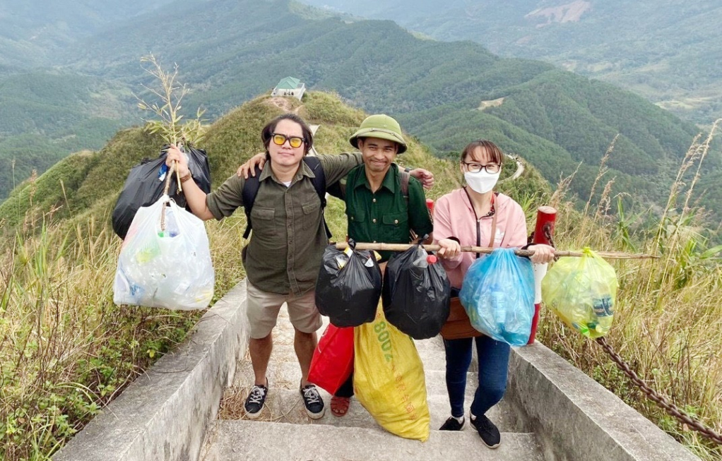 Hướng dẫn du lịch Hoàng Thanh Quang cùng du khách nhặt rác thải trên đường chinh phục 