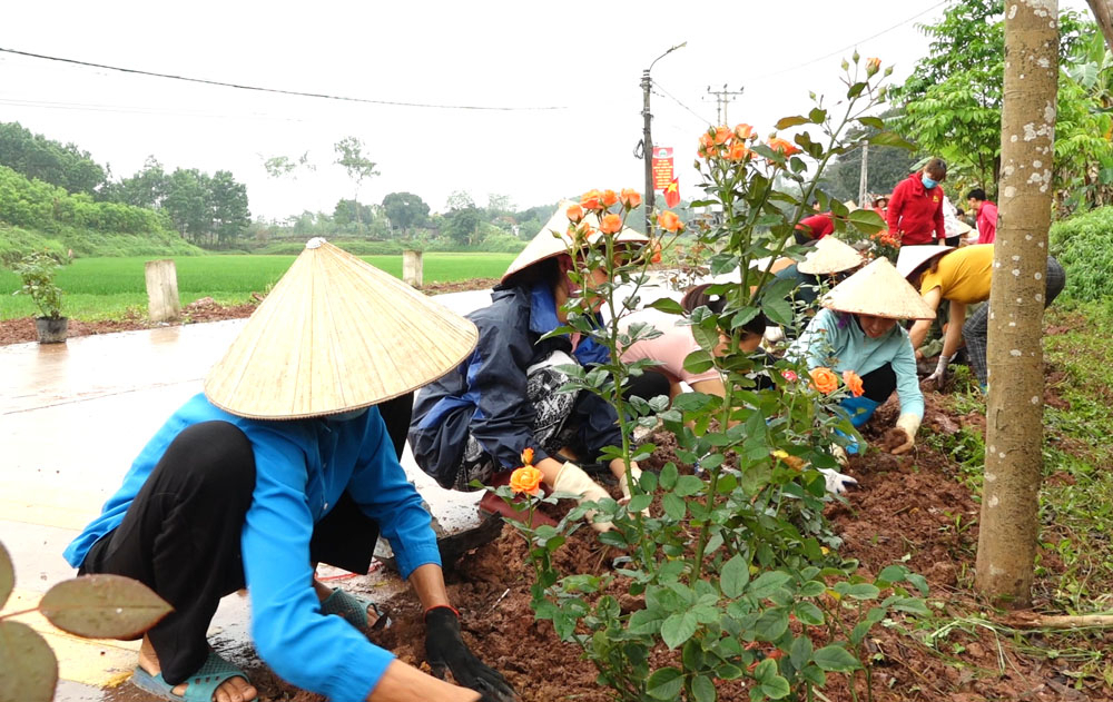 Phụ nữ xã Cộng Hòa (TP Cẩm Phả) tham gia xây dựng các tuyến đường hoa.
