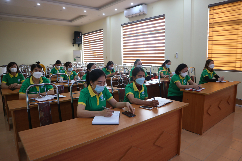Hội LHPN huyện Vân Đồn tổ chức học tập, quán triệt Nghị quyết Đại hội Đại biểu phụ nữ tỉnh lần thứ XII cho cán bộ, hội viên phụ nữ.