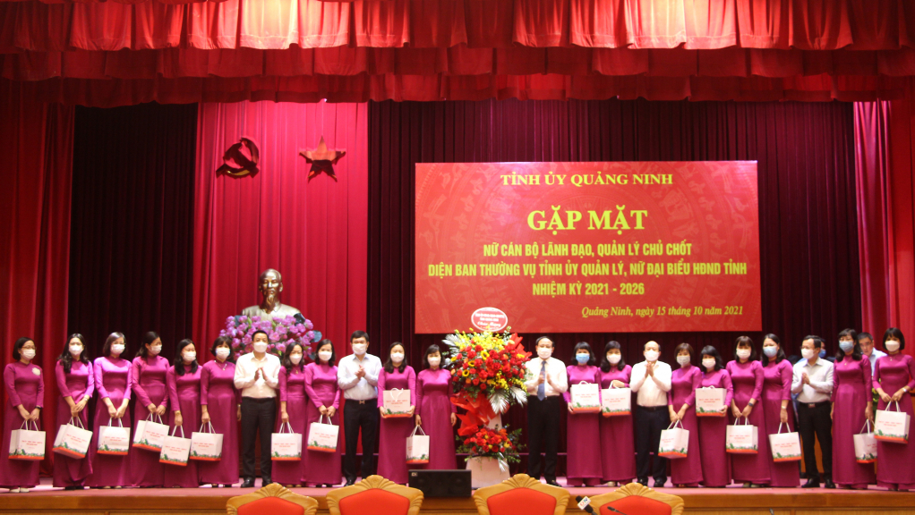Các đồng chí lãnh đạo tỉnh gặp mặt nữ cán bộ lãnh đạo, quản lý chủ chốt diện BTV Tỉnh ủy quản lý và nữ đại biểu HĐND tỉnh. Ảnh: Thu Chung