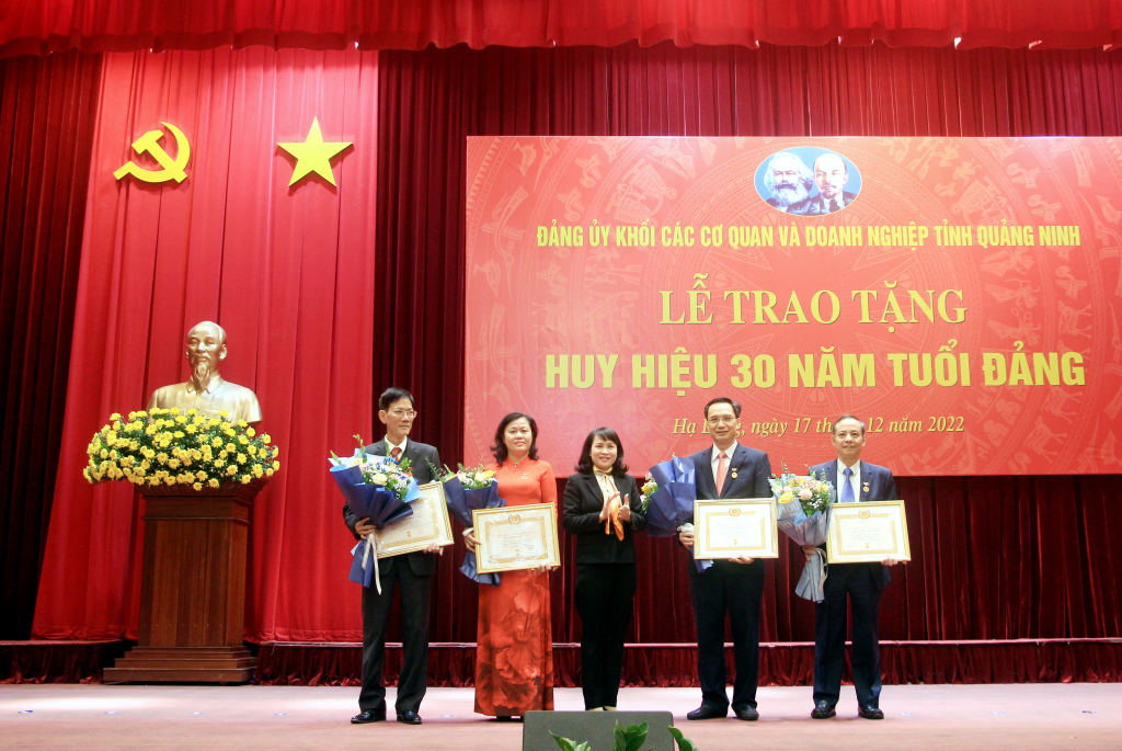 Đồng chí Nguyễn Thị Vinh, Bí thư Đảng ủy Khối trao tặng Huy hiệu 30 năm tuổi đảng cho các đảng viên thuộc các chi, đảng bộ trực thuộc.