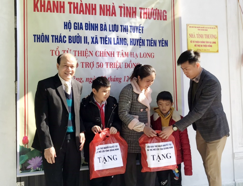 Đại diện Tổ Từ thiện Chính tâm Hạ Long và Hội Bảo trợ NKT-TMC tỉnh tặng quà cho 3 mẹ con chị Lưu Thị Tuyết (xã Tiên Lãng, huyện Tiên Yên)