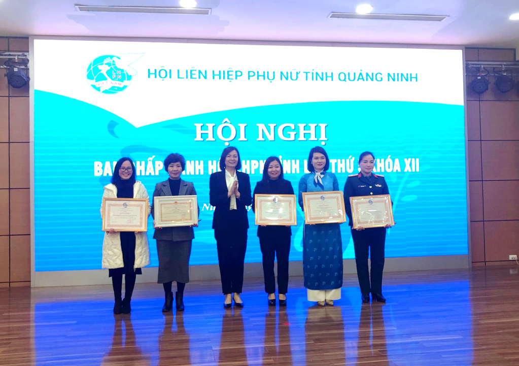 Các tập thể, cá nhân nhận Bằng khen của Trung ương Hội LHPN Việt Nam.