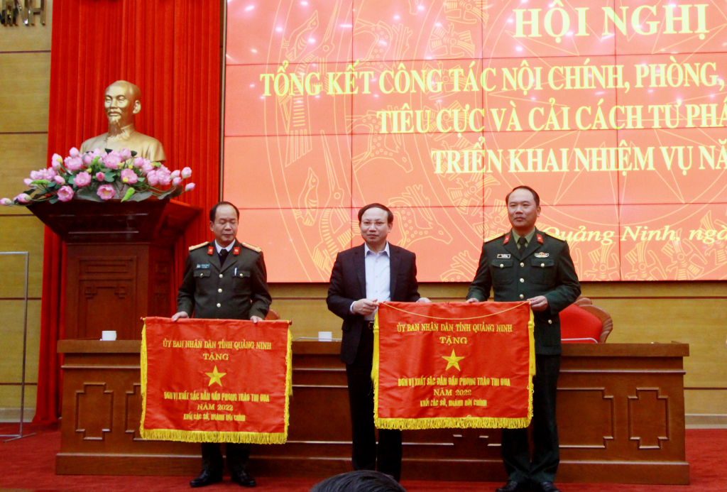 Đồng chí Nguyễn Xuân Ký, Ủy viên Trung ương Đảng, Bí thư Tỉnh ủy, Chủ tịch HĐND tỉnh trao Cờ đơn vị xuất sắc dẫn đầu phong trào thi khối các sở, ngành Nội chính của UBND tỉnh cho 2 đơn vị.