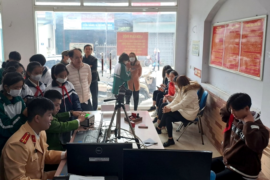 Đoàn viên thanh niên Công an TX Quảng Yên hướng dẫn người dân cài đặt và sử dụng ứng dụng VNeID.