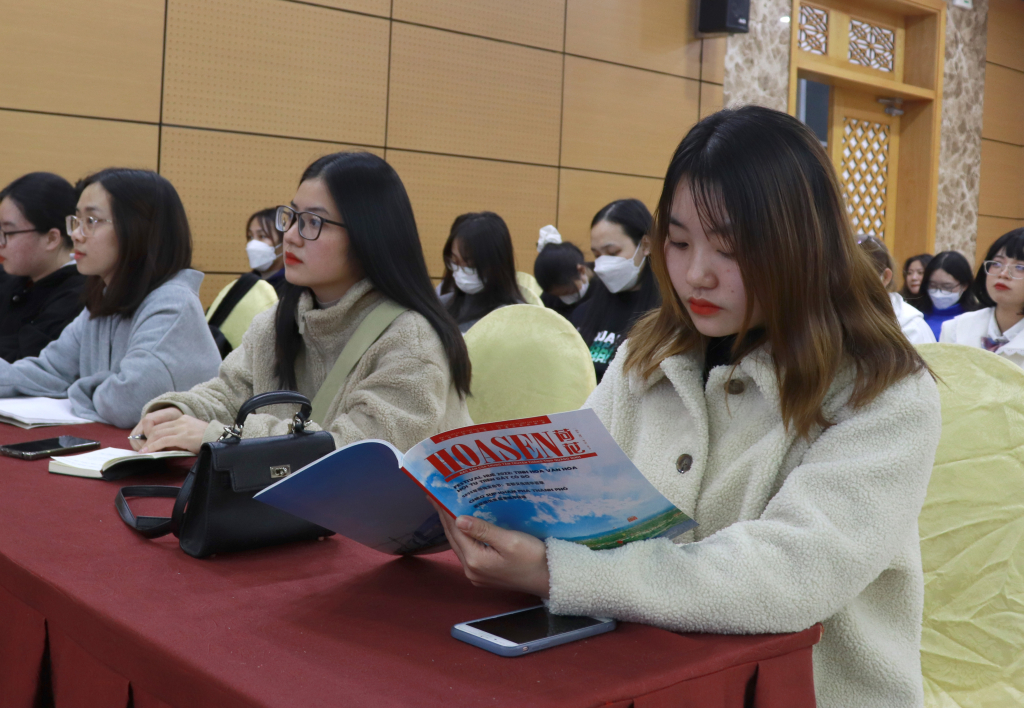 Sinh viên Viện đọc và tìm hiểu về ấn phẩm Hoa sen của Trung tâm truyền thông tỉnh. 