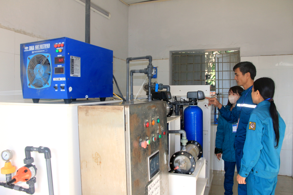 Công nhân kỹ thuật Xí nghiệp nước Đông Triều vận hành trạm bơm cấp 2 tại phường Mạo Khê. Ảnh: Mạnh Trường
