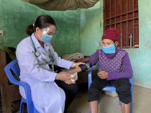 Người cao tuổi trên địa bàn huyện Ba Chẽ được chăm sóc sức khỏe tại gia đình.
