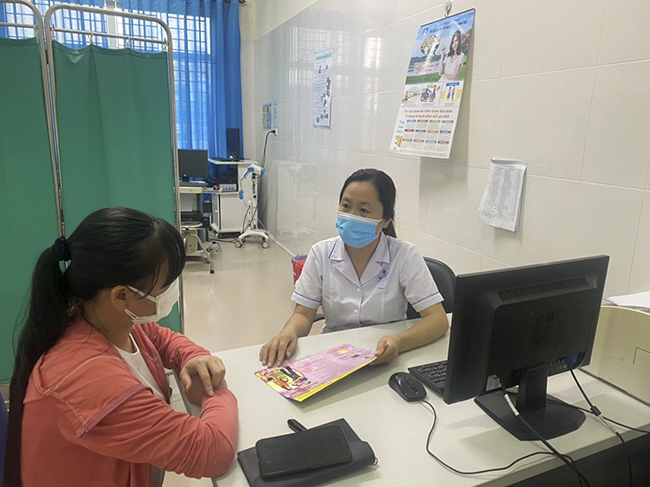 Bác sĩ của Trung tâm Y tế huyện Đầm Hà Tư vấn về chăm sóc SKSS-KHHGĐ cho phụ nữ trên địa bàn huyện.