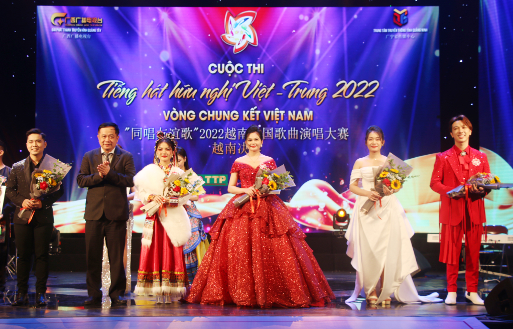 Đồng chí Mai Vũ Tuấn, Tỉnh ủy viên, Chủ tịch Hội Nhà báo Quảng Ninh, Tổng biên tập - Giám đốc Trung tâm truyền thông tỉnh Quảng Ninh, Trưởng Ban chỉ đạo cuộc thi tặng hoa chúc mừng 5 thí sinh xuất sắc sẽ tiếp tục bước vào vòng thi chung kết quốc tế cuộc thi Tiếng hát hữu nghị Việt - Trung năm 2022.