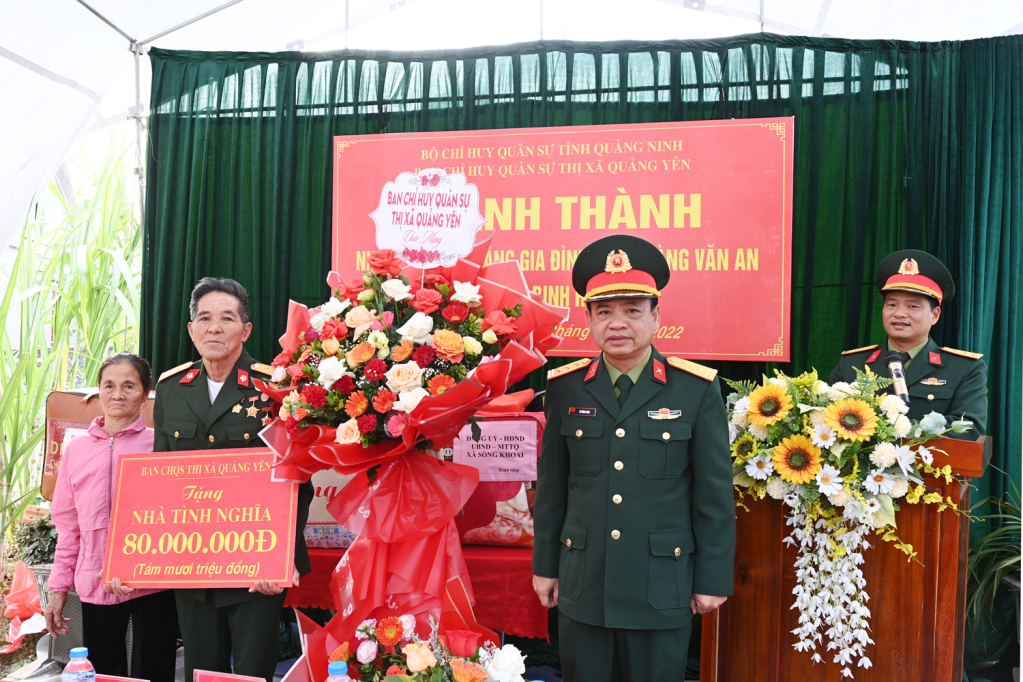 2.	Ban CHQS thị xã Quảng Yên trao số tiền hỗ trợ 80 triệu đồng.