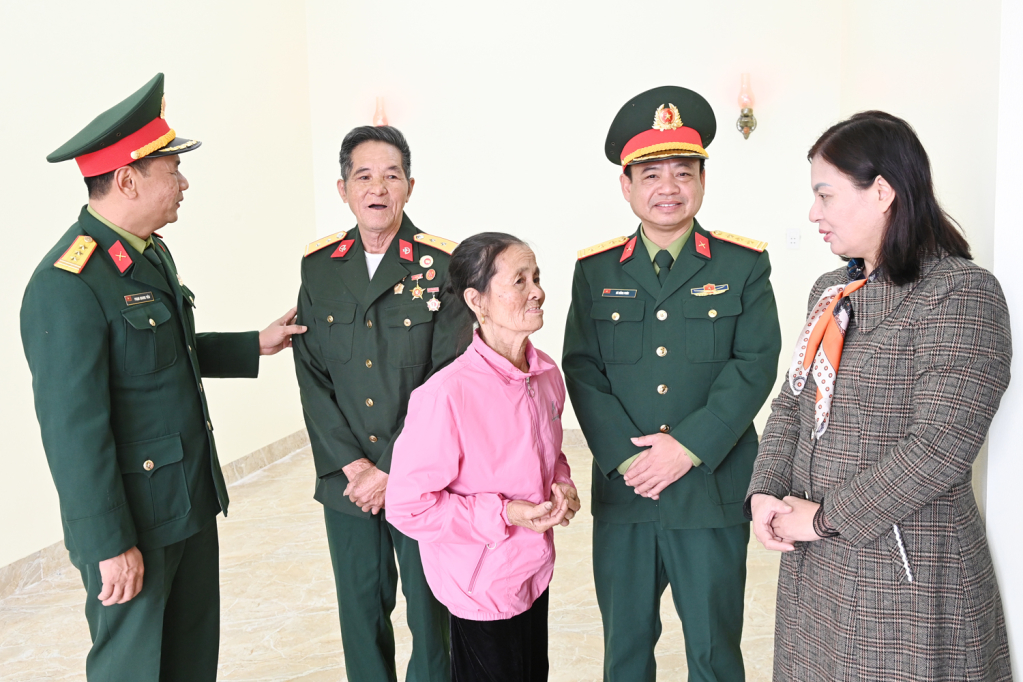 Các đại biểu vào tham quan ngôi nhà mới của ông Hoàng Văn An.