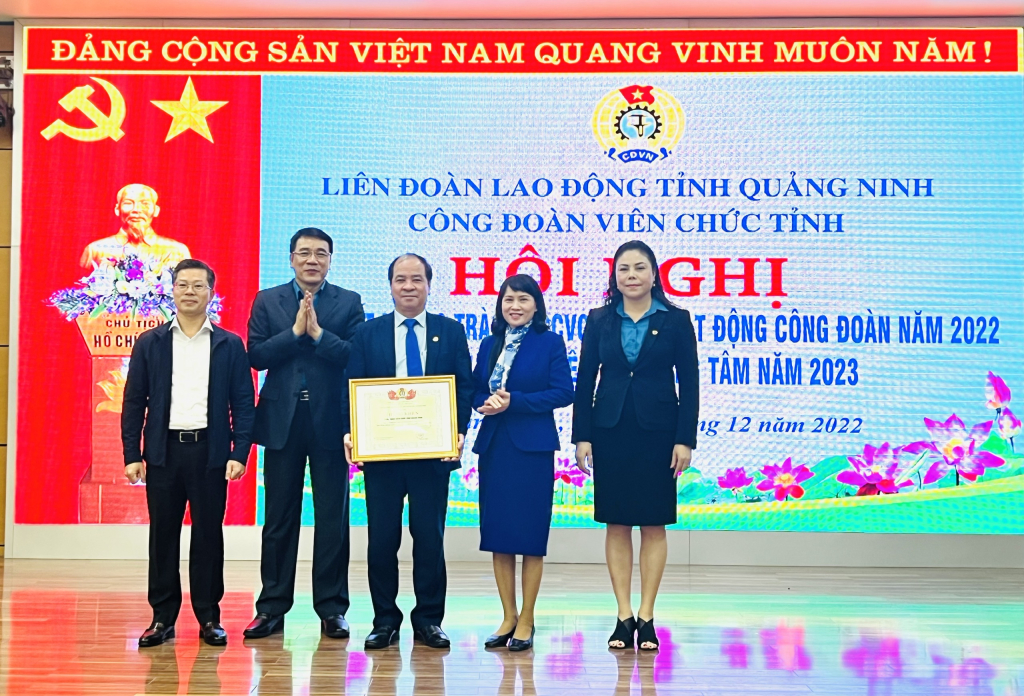 Đồng chí Tô Xuân Thao, Chủ tịch LĐLĐ tỉnh tặng bằng khen cho Công đoàn viên chức tỉnh.
