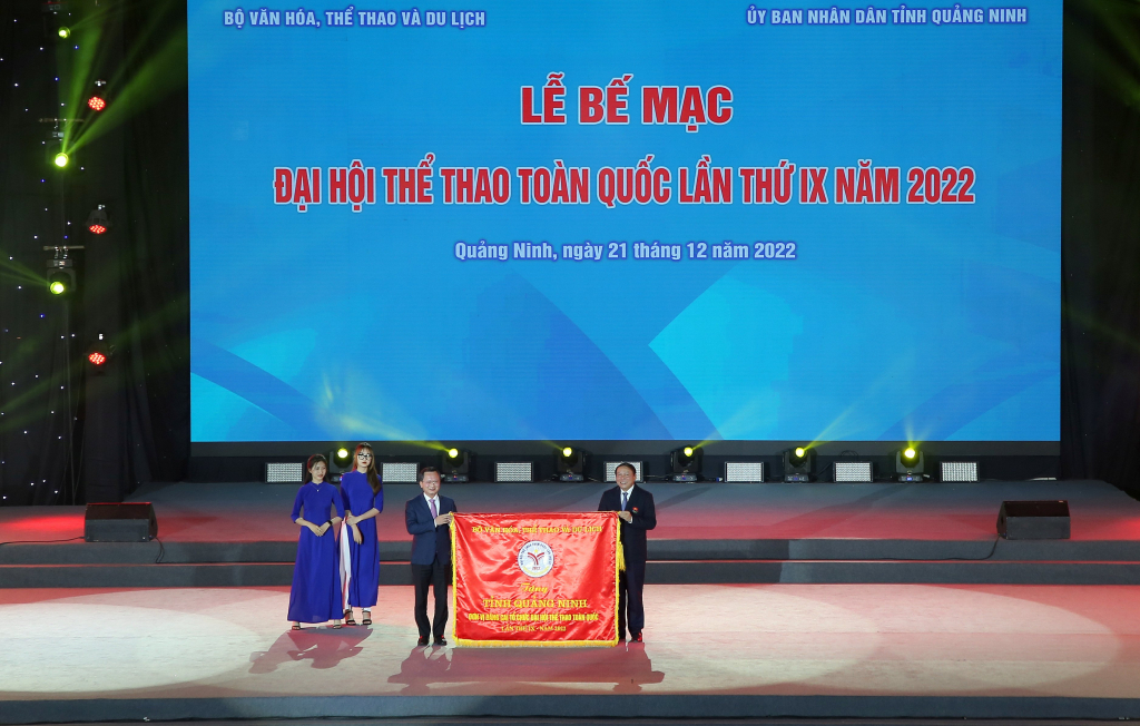 Ddồng chí Cao Tường Huy, Quyền Chủ tịch Ủy ban nhân dân tỉnh Quảng Ninh nhận cờ lưu niệm của Bộ Văn hóa, Thể thao và Du lịch.