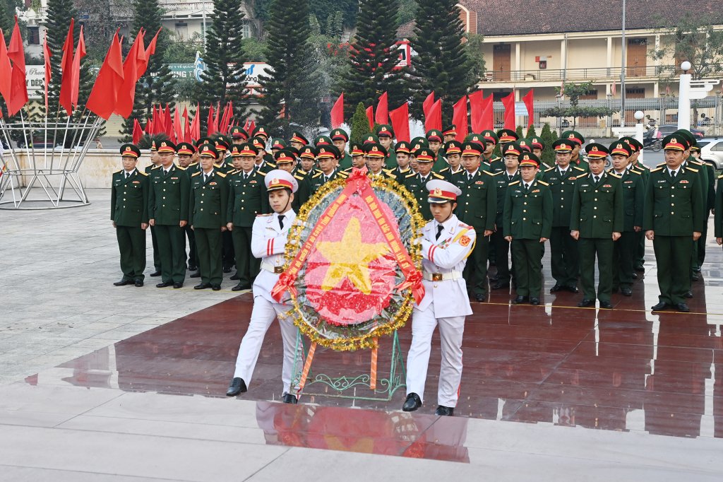 Đoàn đại biểu Đảng ủy, Bộ CHQS tỉnh Quảng Ninh dâng hoa tưởng niệm các Anh hùng liệt sĩ tại Đài tưởng niệm các Anh hùng liệt sĩ TP Hạ Long.