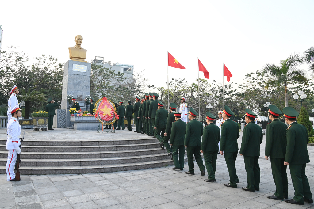 Cán bộ, chiến sĩ Bộ CHQS tỉnh dâng hương, hoa tại Tượng đài đồng chí Vũ Văn Hiếu, Bí thư Đặc khu ủy đầu tiên.	