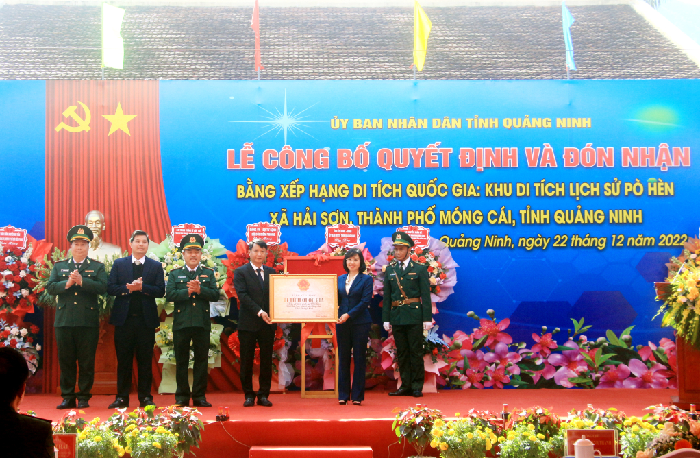 Thừa ủy quyền của Bộ Văn hóa, Thể thao và Du lịch, đồng chí Trịnh Thị Minh Thanh, Phó Bí thư Tỉnh ủy, trao Bằng xếp hạng cho TP Móng Cái.