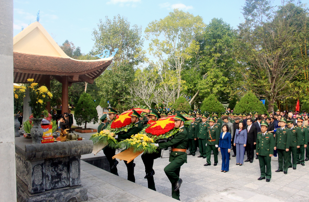 Các đại biểu làm lễ dâng hoa, dâng hương tại Đài tưởng niệm Pò Hèn. Ảnh: Mạnh Trường