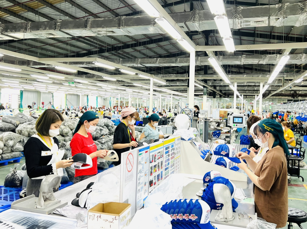 Vượt qua khó khăn, nhiều doanh nghiệp có chế độ chăm lo Tết rất chu đáo cho người lao động (Sản xuất tại Công ty TNHH Dệt may Weitai Hạ Long).