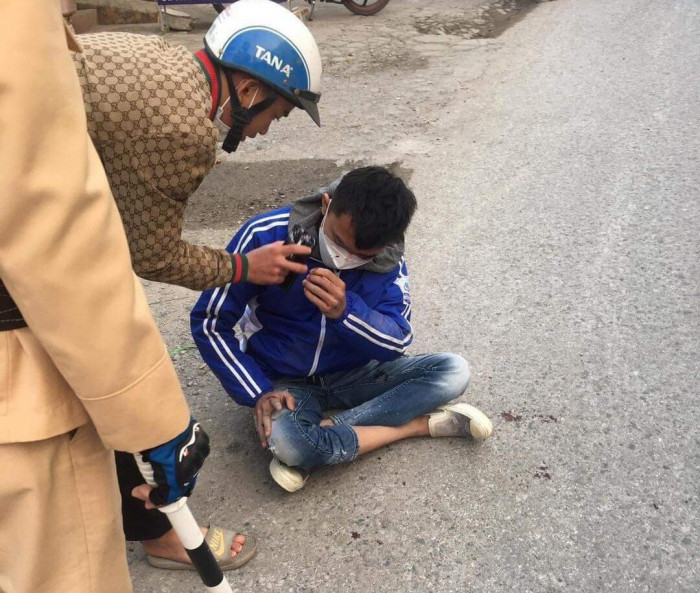 Không chấp hành hiệu lệnh, nam thanh niên đi xe máy tông bị thương 1 CSGT 2